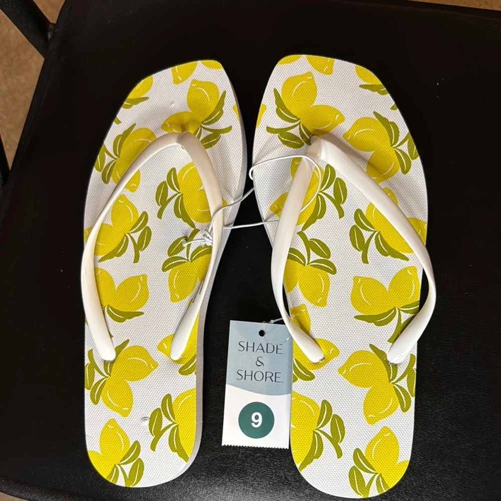 Shade & Shore Lemon Print Flip Flop Sandals - White and Yellow, NWT (CL)